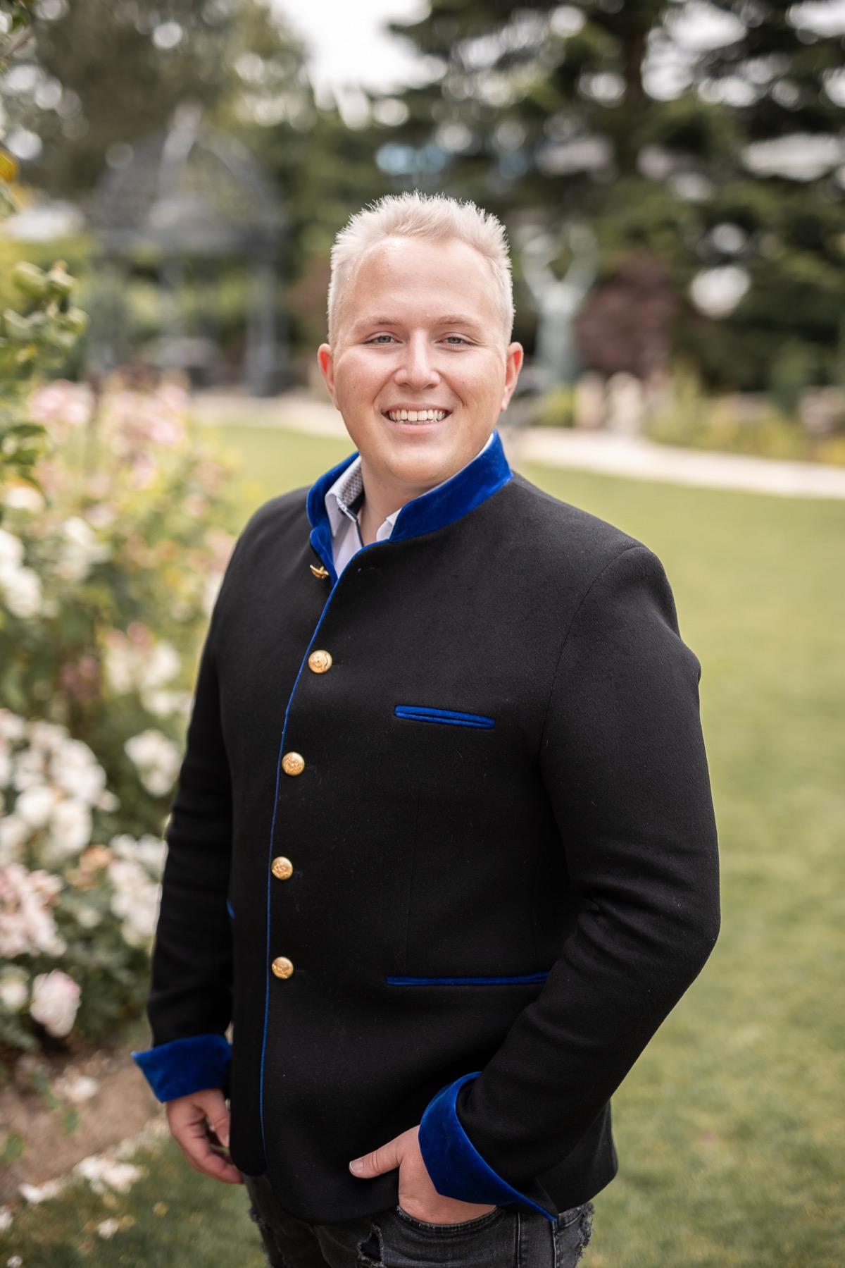 Dr. Julian Douwes outdoor portrait for press and media inquiries